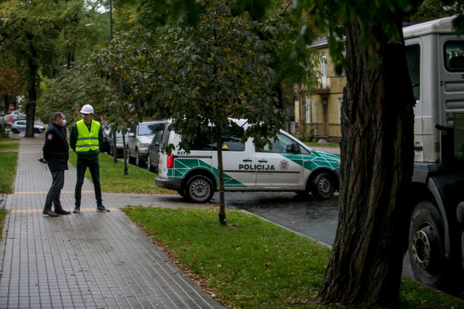 Žaliakalnyje nelegaliai griaunamas namas: sunkioji technika stogą nunešė akimirksniu