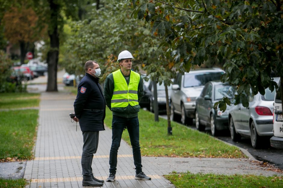 Žaliakalnyje nelegaliai griaunamas namas: sunkioji technika stogą nunešė akimirksniu