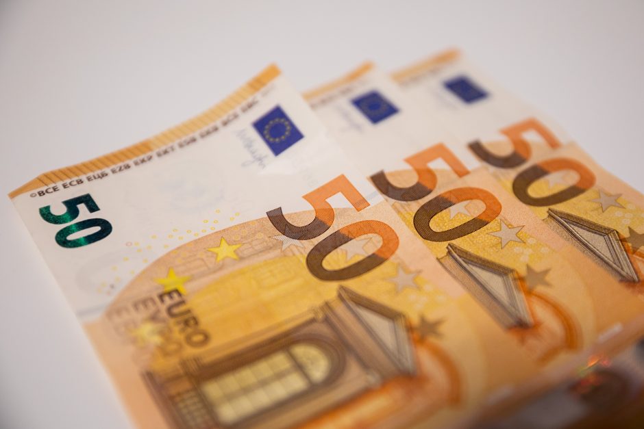 Siūloma leisti iš pensijų fondų pasiimti iki 10,8 tūkst. eurų, tačiau yra vienas „bet“