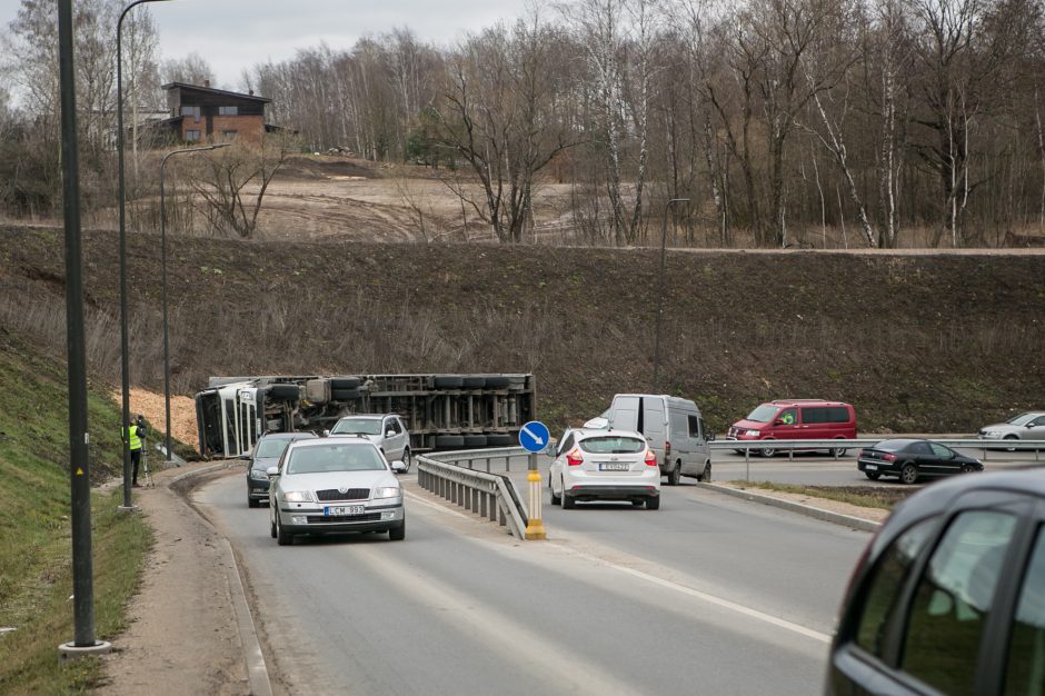 Per Amalių tunelį nepravažiuosite: traukiant apvirtusį vilkiką bus uždarytas eismas