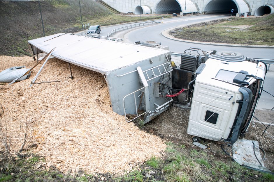 Per Amalių tunelį nepravažiuosite: traukiant apvirtusį vilkiką bus uždarytas eismas