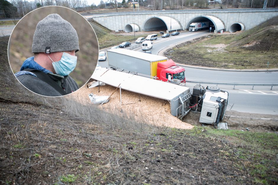 Ties Amalių pervaža – vėl avarija: apvirto vilkikas, išbiro krovinys