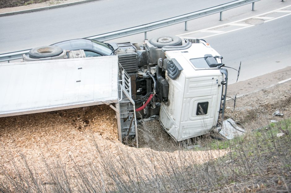 Per Amalių tunelį nepravažiuosite: traukiant apvirtusį vilkiką bus uždarytas eismas