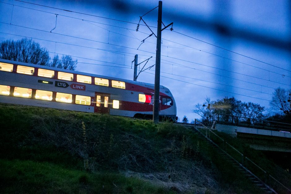 Petrašiūnuose po traukinio ratais žuvo jauna moteris