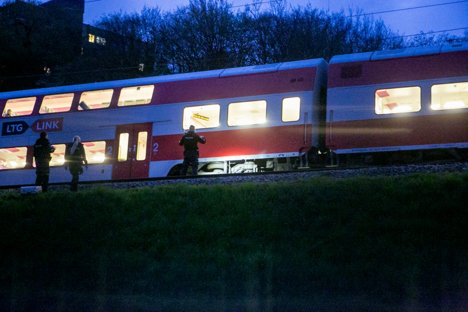 Petrašiūnuose po traukinio ratais žuvo jauna moteris