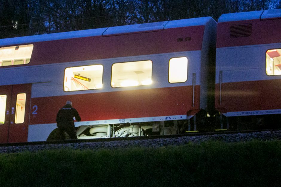 Petrašiūnuose po traukinio ratais žuvo jauna moteris