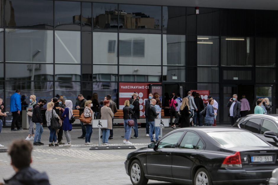 Eilės prie Kauno vakcinacijos centro: gyventojų prašo nevykti anksčiau paskirto laiko