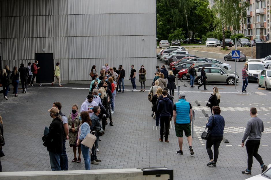 Eilės prie Kauno vakcinacijos centro: gyventojų prašo nevykti anksčiau paskirto laiko