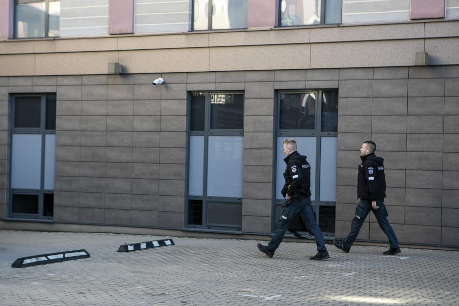 Pavojingas incidentas Vilniuje: viešoje vietoje visiškai girtas vyras ėmė šaudyti iš kovinio ginklo