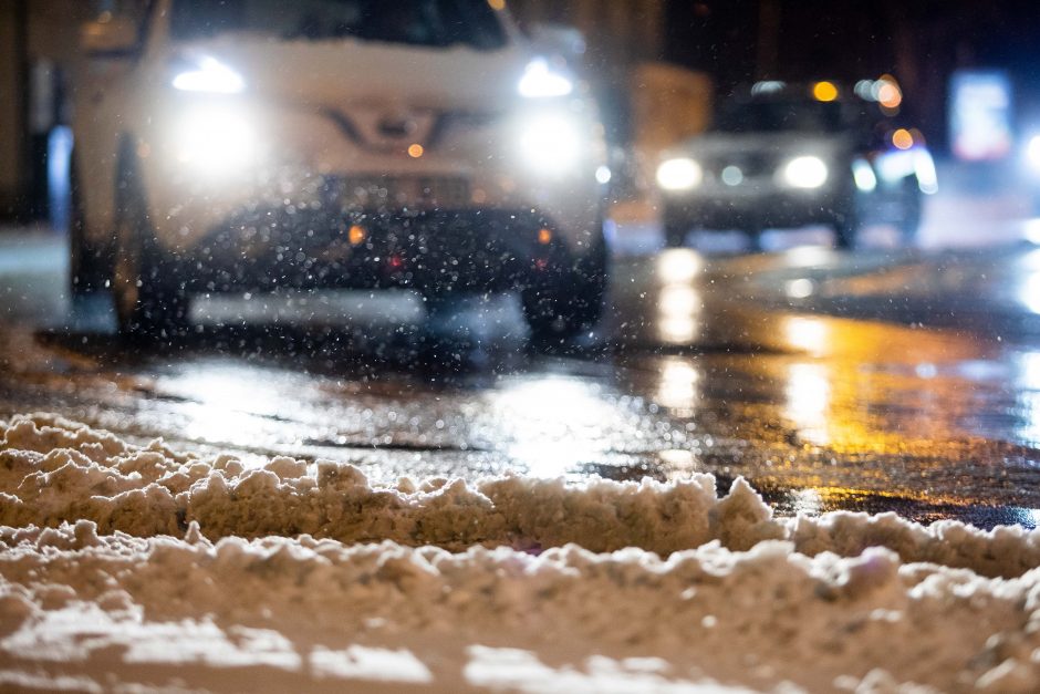 Naktį keliuose būkite budrūs: eismo sąlygas sunkins sniegas, lijundra ir plikledis