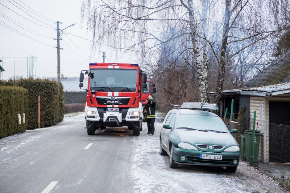 Spustelėjus šaltukui – ir vėl bėdos dėl kaminų: ugniagesiai skubėjo į Aleksotą