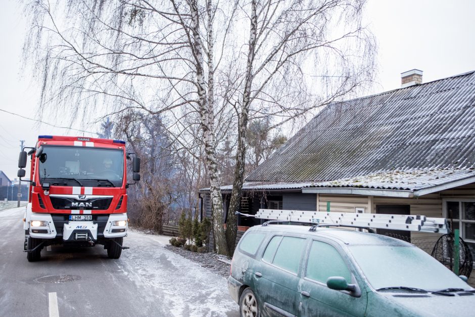 Spustelėjus šaltukui – ir vėl bėdos dėl kaminų: ugniagesiai skubėjo į Aleksotą