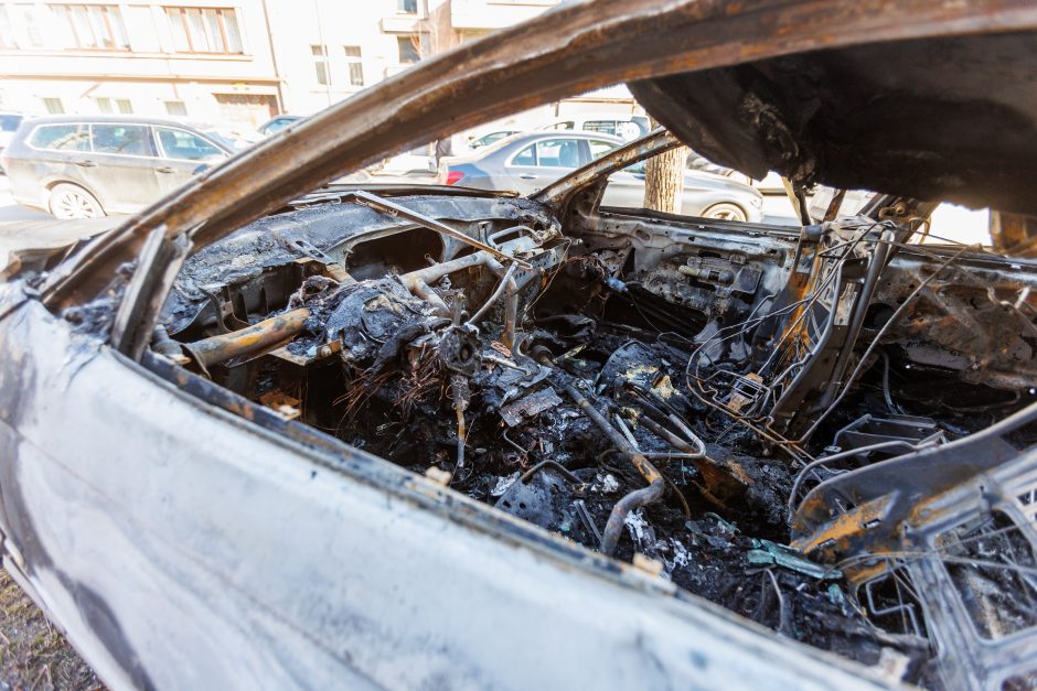 Padegtas prie Kauno tardymo izoliatoriaus stovėjęs sudaužytas BMW: įtariamasis – sulaikytas