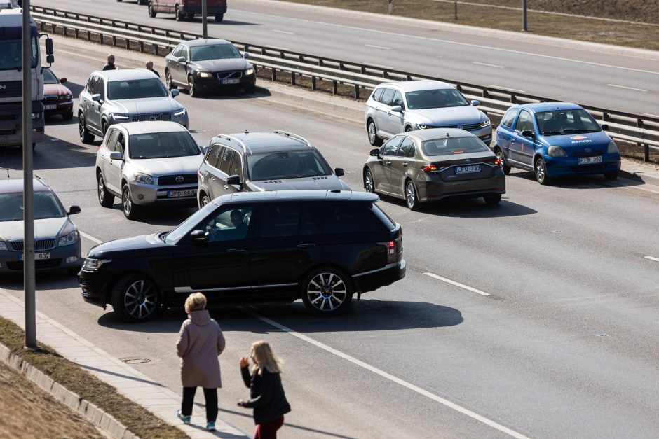 Baisi avarija Vilniuje: susidūrė trys transporto priemonės, žuvo prispaustas BMW vairuotojas