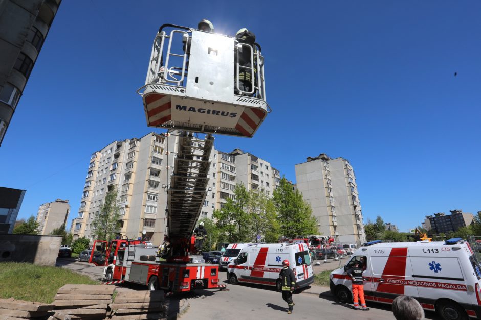 Sumaištis Šilainiuose: degančių šiukšlių įkaitais tapo Baltų prospekto dvylikaaukščio gyventojai