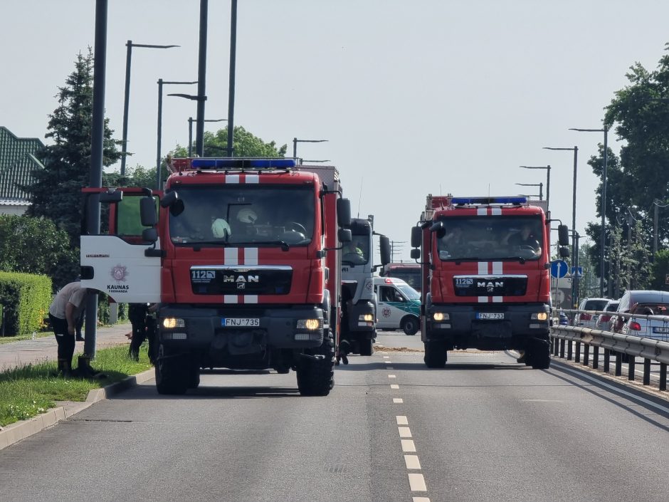 Kraupi avarija Karmėlavoje: smėlį vežęs sunkvežimis įvažiavo į vilkiką, teko vaduoti vairuotoją