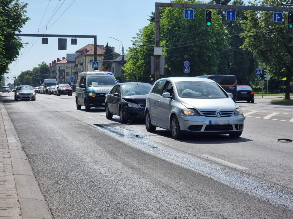 Nesmarkus trijų automobilių susidūrimas dviem moterims baigėsi ligoninėje