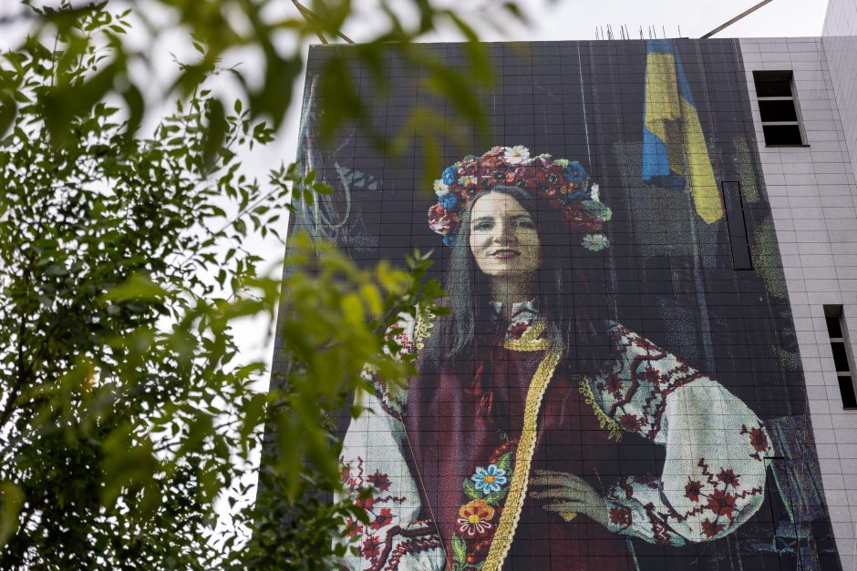 Ant Maskvos namų Vilniuje per dieną nupieštas tautiškas ukrainietės portretas
