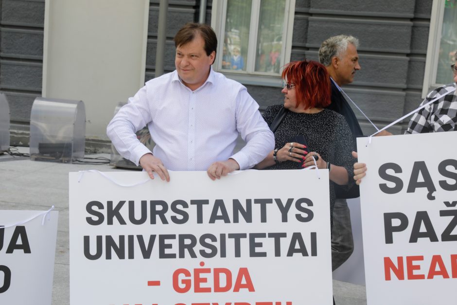 Šventines studentų eitynes palydėjo protestas: „Skurstantys universitetai – gėda valstybei“