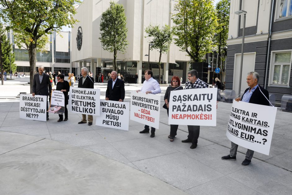 Šventines studentų eitynes palydėjo protestas: „Skurstantys universitetai – gėda valstybei“