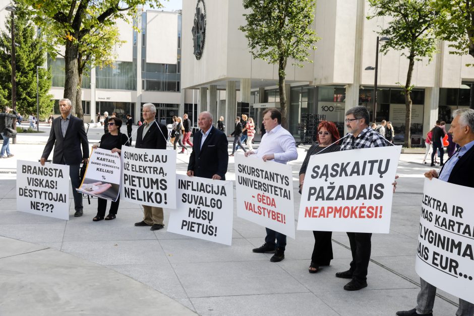 Šventines studentų eitynes palydėjo protestas: „Skurstantys universitetai – gėda valstybei“