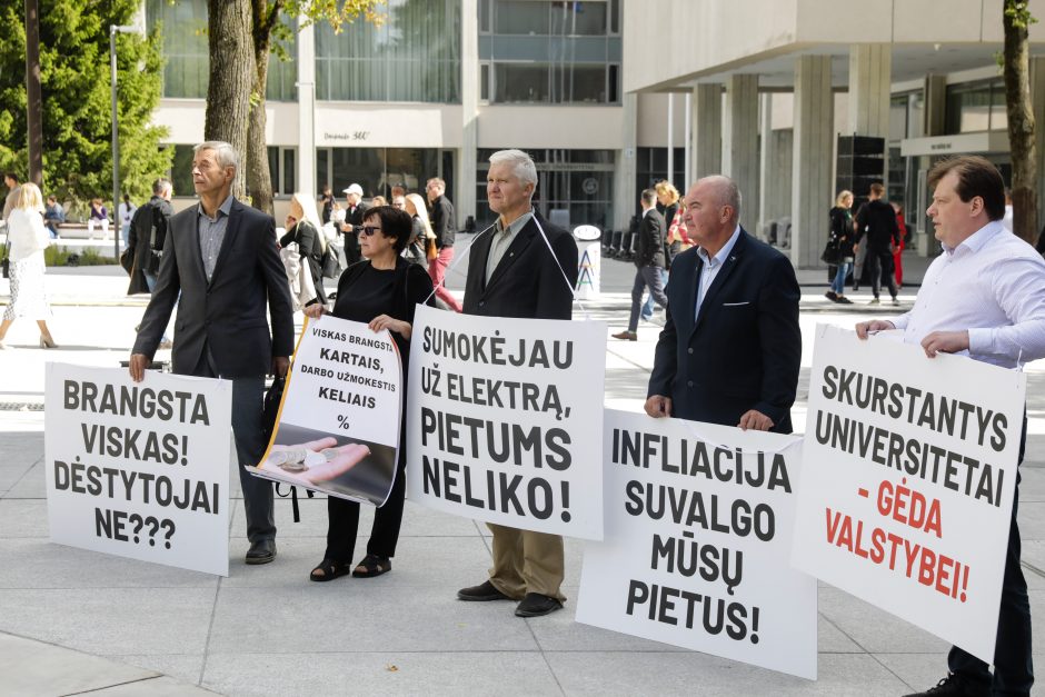 Šventines studentų eitynes palydėjo protestas: „Skurstantys universitetai – gėda valstybei“