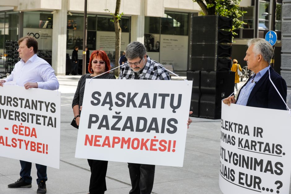 Šventines studentų eitynes palydėjo protestas: „Skurstantys universitetai – gėda valstybei“