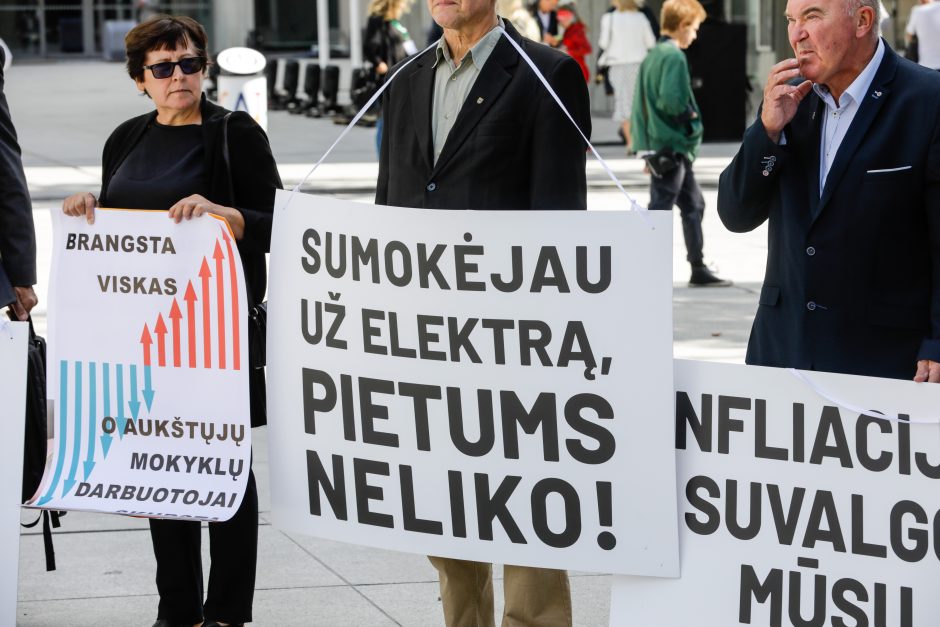 Šventines studentų eitynes palydėjo protestas: „Skurstantys universitetai – gėda valstybei“