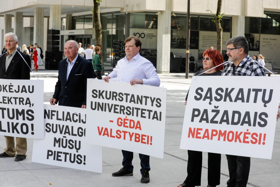 Šventines studentų eitynes palydėjo protestas: „Skurstantys universitetai – gėda valstybei“