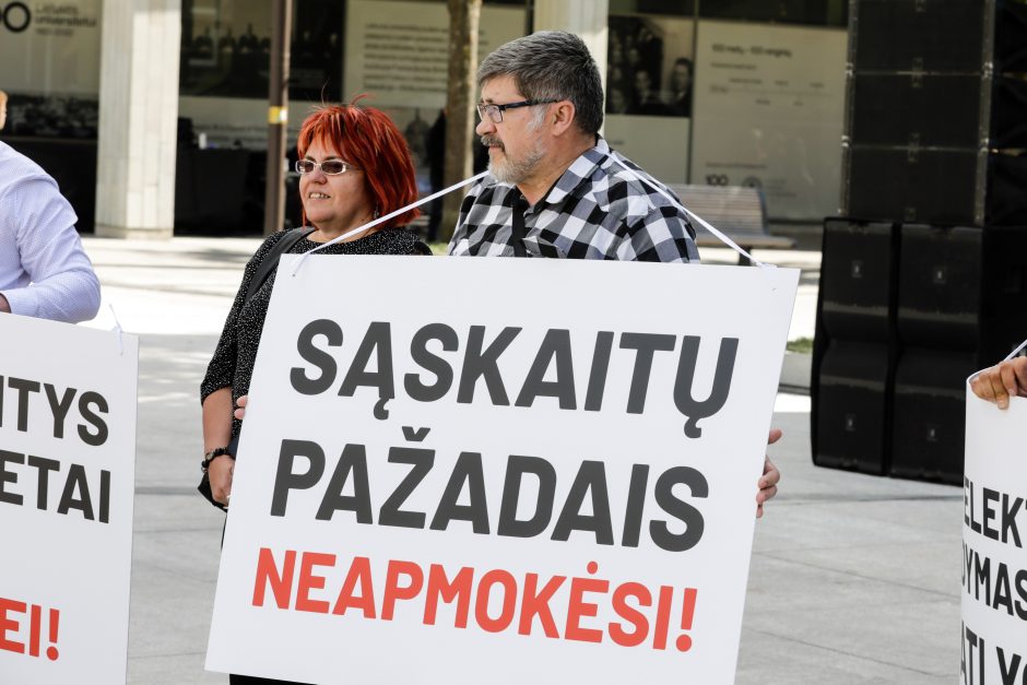 Šventines studentų eitynes palydėjo protestas: „Skurstantys universitetai – gėda valstybei“