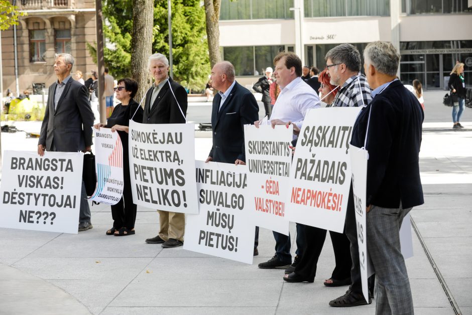 Šventines studentų eitynes palydėjo protestas: „Skurstantys universitetai – gėda valstybei“