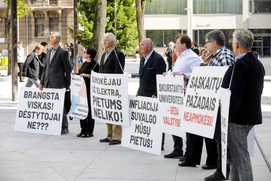 Šventines studentų eitynes palydėjo protestas: „Skurstantys universitetai – gėda valstybei“