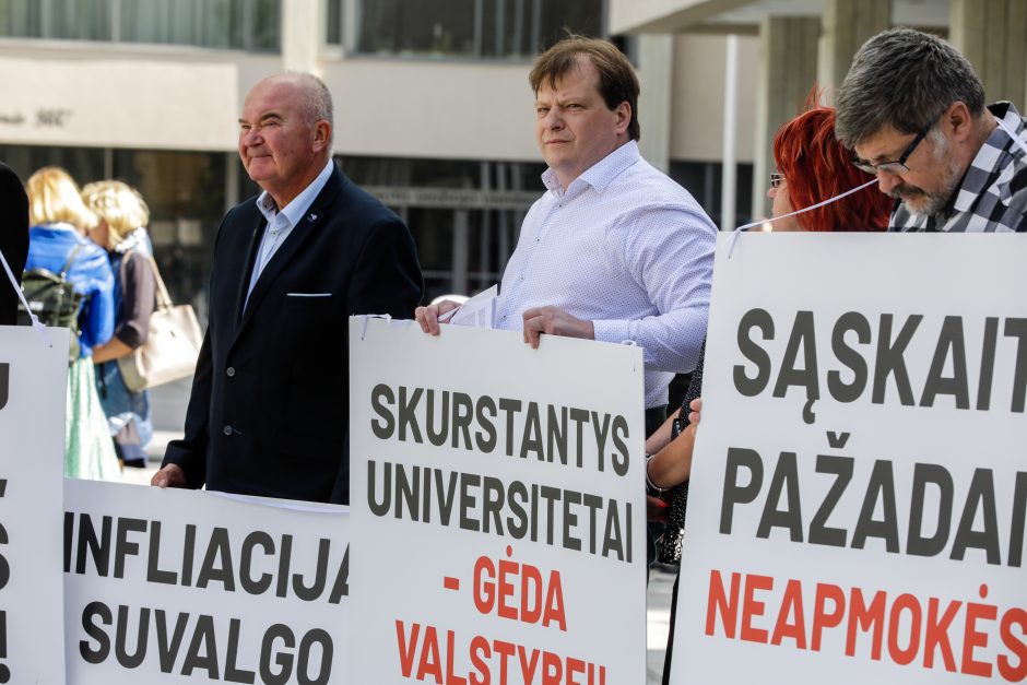 Šventines studentų eitynes palydėjo protestas: „Skurstantys universitetai – gėda valstybei“