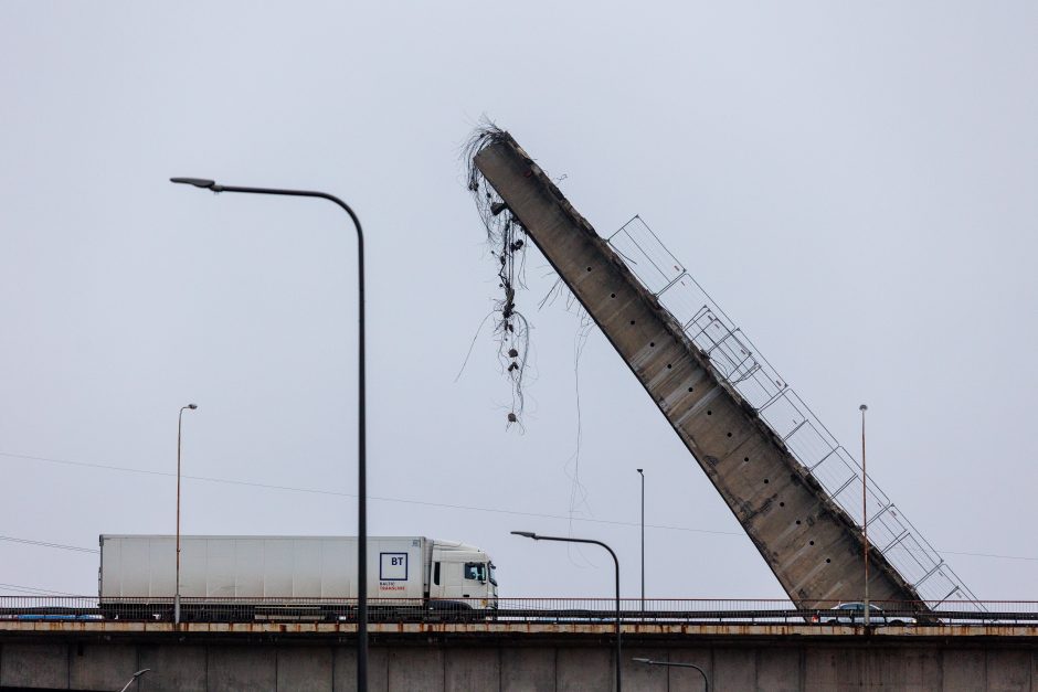 Kleboniškio tilto griūtis: baiminamasi, kad gali dar lūžti, koreguojamos eismo schemos