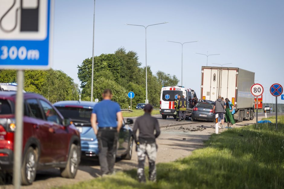 Kraupi avarija Vilniuje: „VW Golf“ palindo po vilkiku, vairuotojas žuvo vietoje