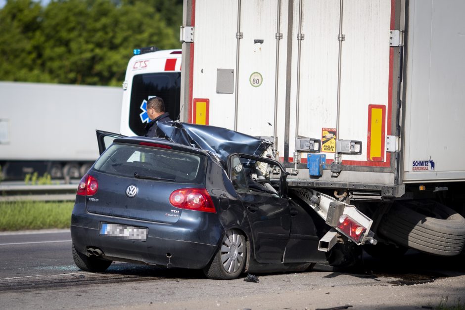 Kraupi avarija Vilniuje: „VW Golf“ palindo po vilkiku, vairuotojas žuvo vietoje