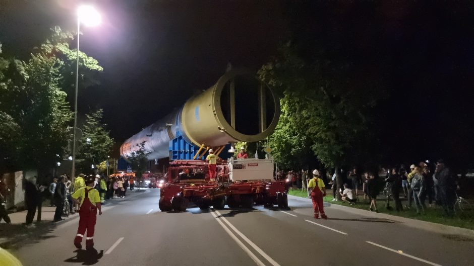 „Orlen Lietuva“: įklimpęs milžiniškas krovinys pratęsė kelionę