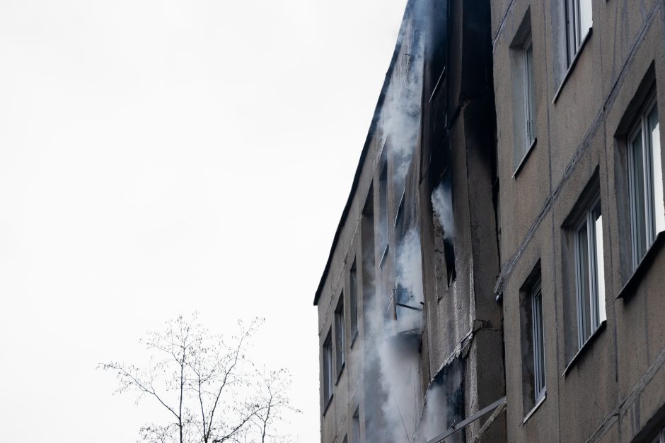 Iš degančio daugiabučio Viršuliškėse buvo išgelbėta penkiolika žmonių, du žuvo