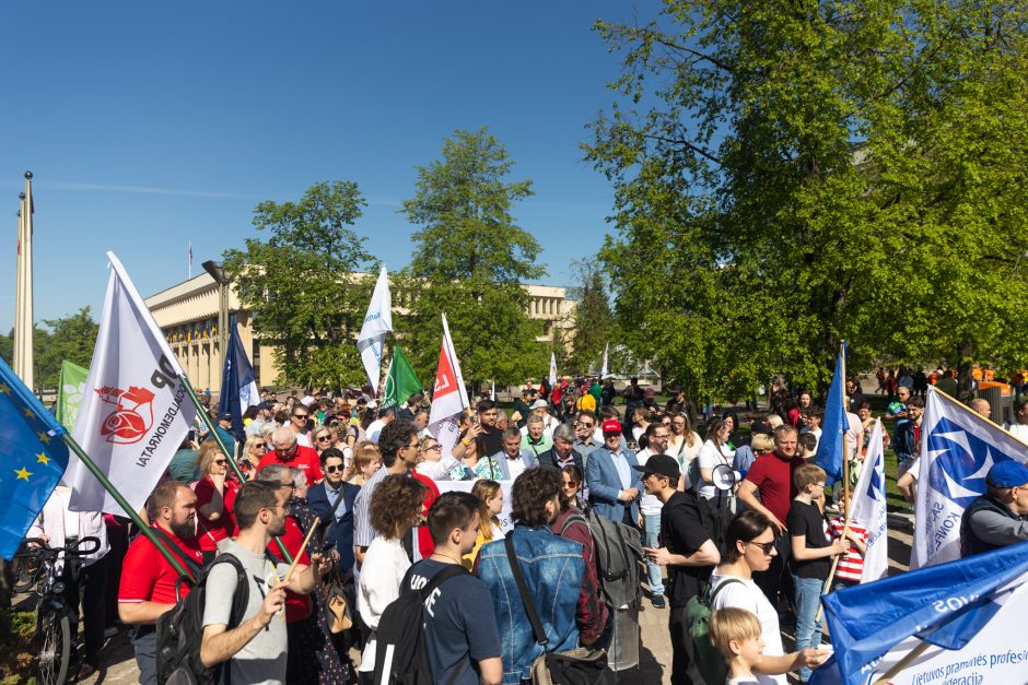 Profsąjungų atstovai surengė eitynes ir mitingą: „Atriškit rankas ginti savo teises“