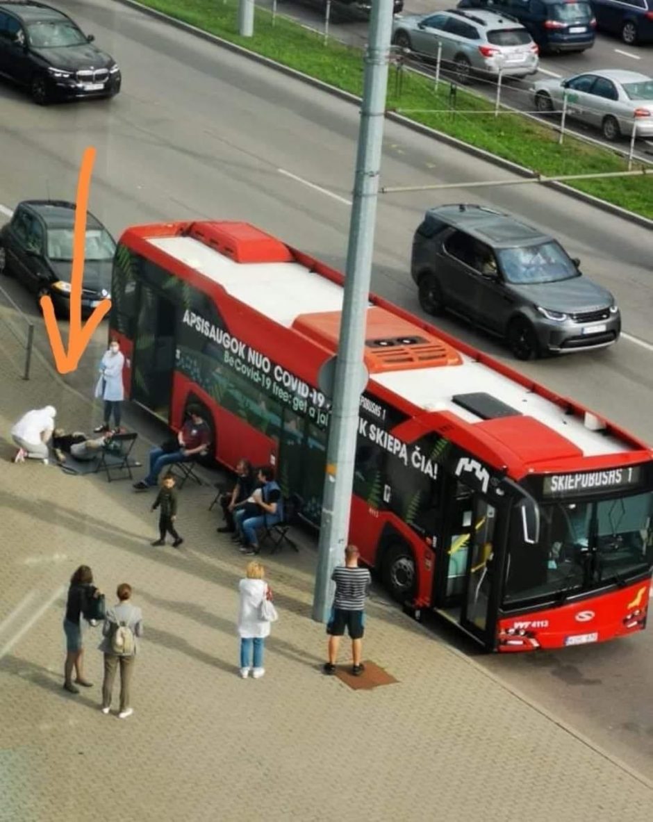 Prie skiepų autobuso nualpusio žmogaus nuotrauka sukėlė audrą: pasipylė sąmokslo teorijos