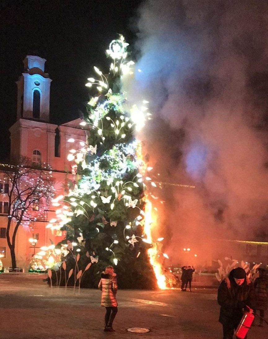 Atvira ugnimi liepsnojo Kauno Kalėdų eglė: sulaikytas įtariamas padegėjas