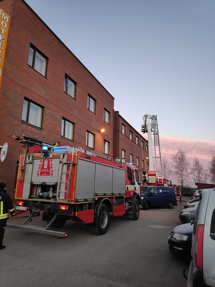 Viešbutyje-restorane „Via Baltica“ kilo gaisras: degė stogas, evakuoti žmonės