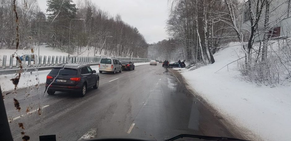 Chaosas sostinės keliuose tęsiasi, Trakų rajone nuo kelio nulėkė miškavežis