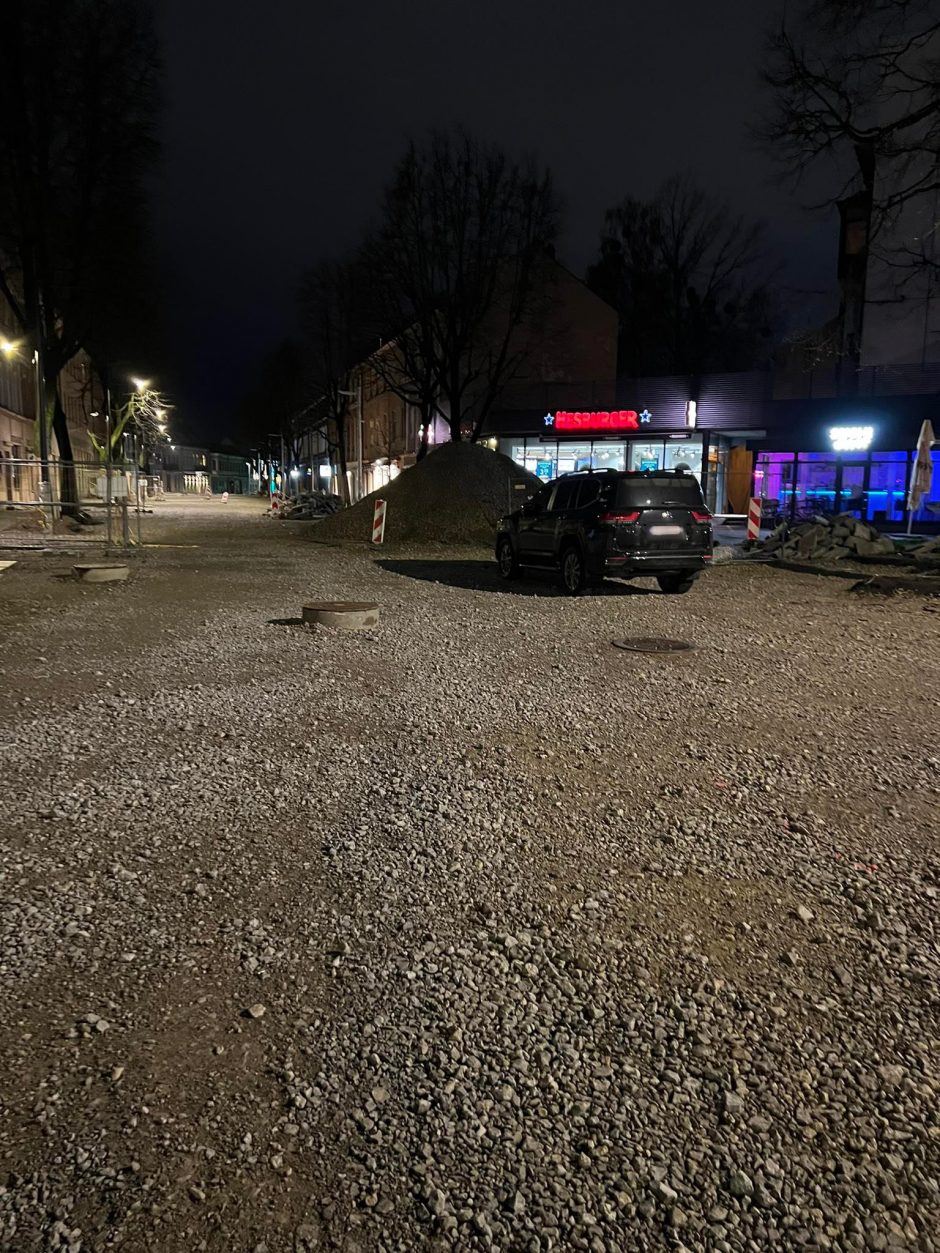 Įžūlu: rekonstruojamoje Vilniaus gatvėje įsirengė nelegalų parkingą