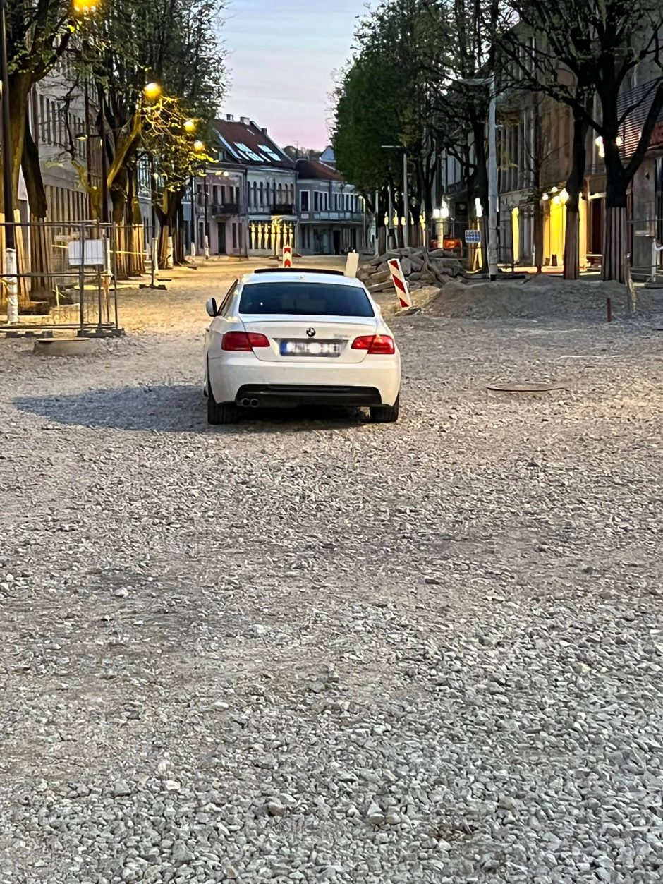 Įžūlu: rekonstruojamoje Vilniaus gatvėje įsirengė nelegalų parkingą