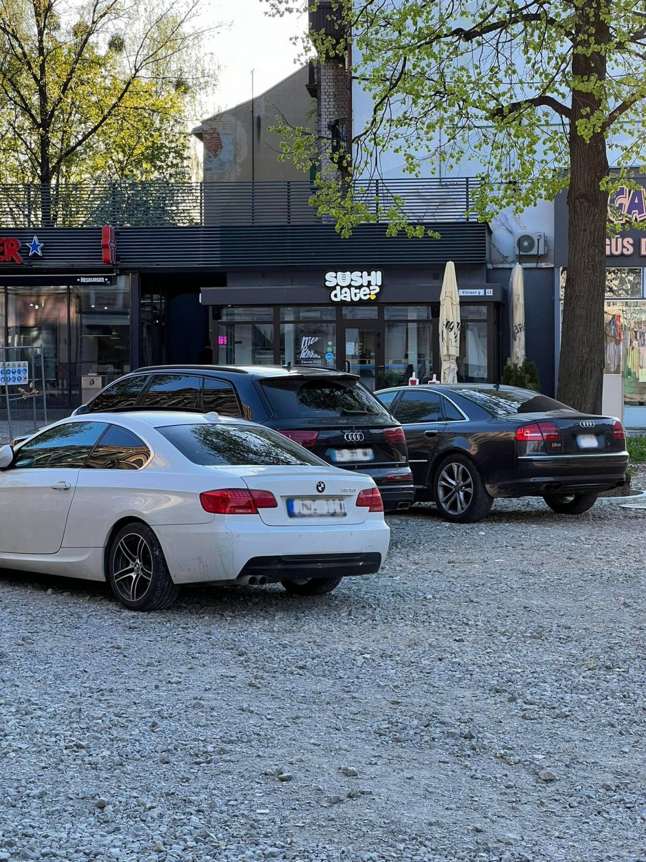 Įžūlu: rekonstruojamoje Vilniaus gatvėje įsirengė nelegalų parkingą