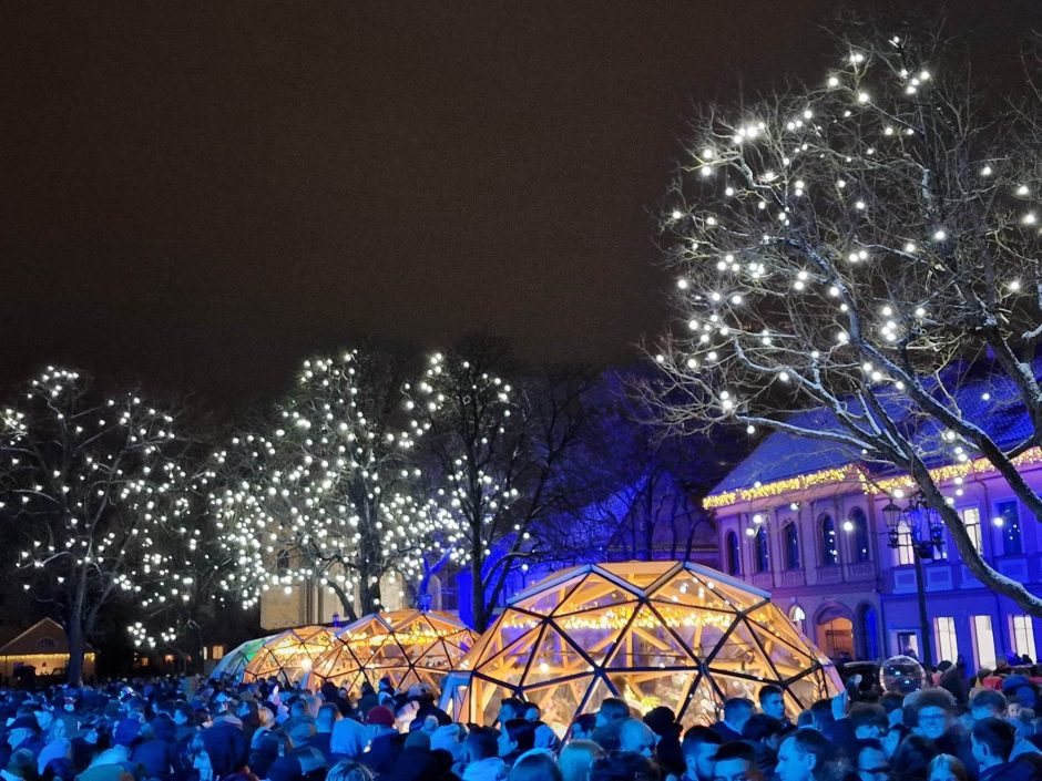 Šventė prasidėjo: į Kauno kalėdinės eglės įžiebimą susirinko tūkstantinė minia