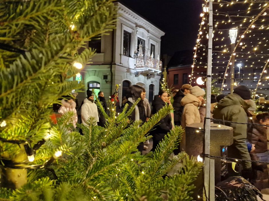 Šventė prasidėjo: į Kauno kalėdinės eglės įžiebimą susirinko tūkstantinė minia