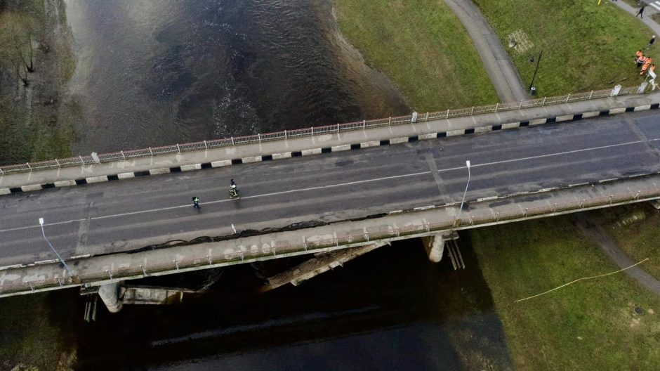 Kėdainiuose įgriuvo pagrindinis tiltas, vedantis į miestą: kelia galimą nelaimės versiją