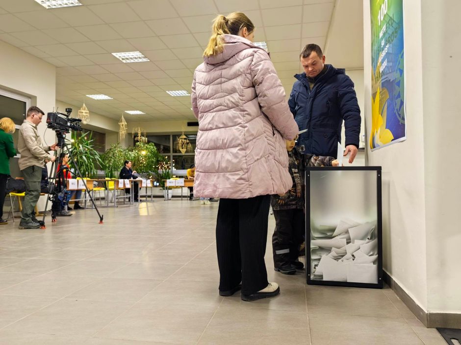 Kaune rinkimai praėjo ramiai, aiškinamasi dėl rinkėjų pavėžėjimo Rumšiškėse